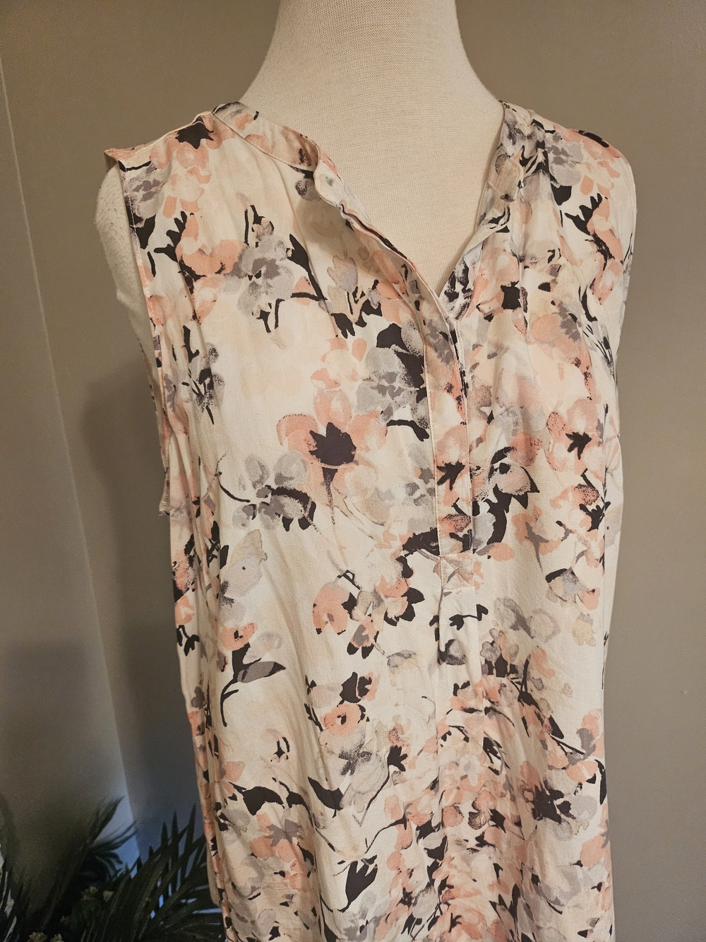 Liz Claiborne Sleeveless Floral Popover Top in Cream and Blush